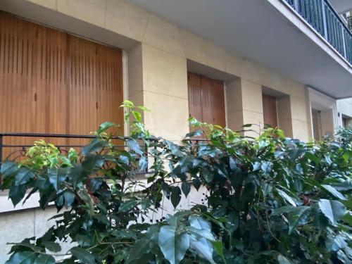 une usine devant un bâtiment dans l'établissement jolie studette équipée st mande proche bois et transports, à Saint-Mandé