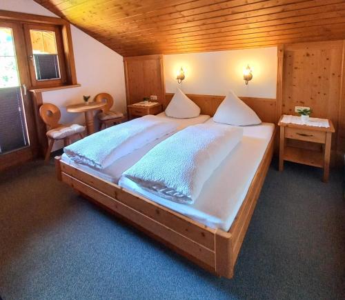 Postel nebo postele na pokoji v ubytování Landhaus Bliem