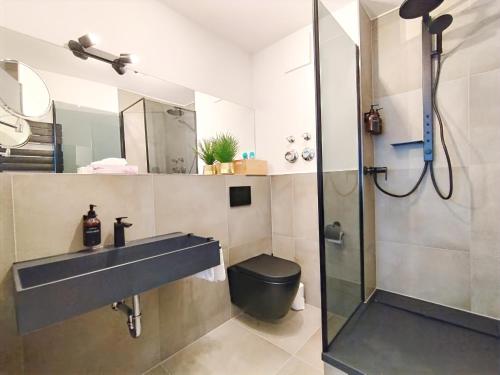 un baño con lavabo y ducha en Design Apartment für bis zu 4 im 2 OG, modern, Dachterrasse, Grill, ruhige Lage, Disney plus, Wii, LAN und WLAN, en Núremberg