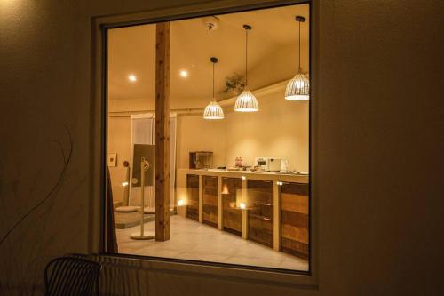 Spiegelreflexion einer Küche in einem Zimmer in der Unterkunft Gamsanchagyung in Seogwipo