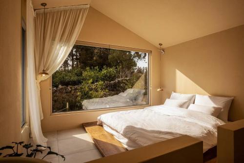 ein Schlafzimmer mit einem Bett und einem großen Fenster in der Unterkunft Gamsanchagyung in Seogwipo