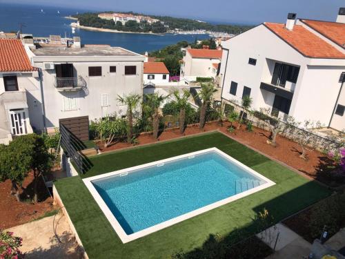 Sandy bay apartments with pool