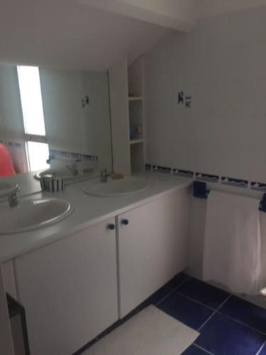 une salle de bain blanche avec deux lavabos et un miroir dans l'établissement Maison dans cadre agréable a proximité de Nantes, à Sucé-sur-Erdre