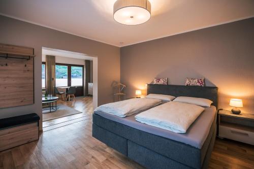 Ένα ή περισσότερα κρεβάτια σε δωμάτιο στο Ferienweingut Hirschen Schulstraße