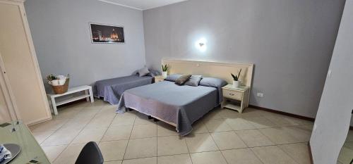 sypialnia z 2 łóżkami w pokoju w obiekcie Fiumicino Inn Airport w mieście Fiumicino