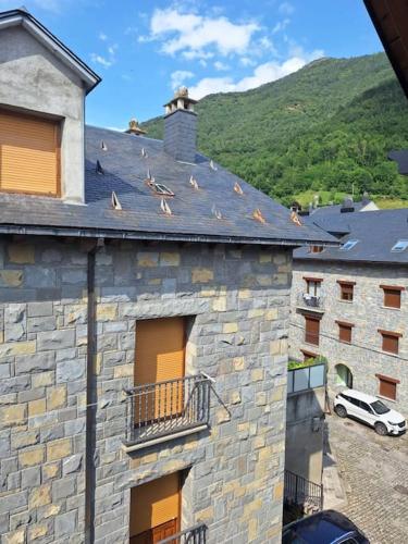 a group of birds sitting on top of a building at Apartamento Amatista en Broto in Broto