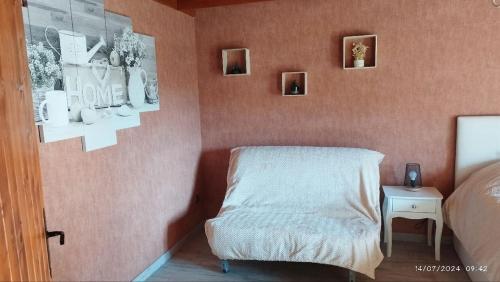 une chambre avec un lit et une table avec une chaise dans l'établissement Chalet 