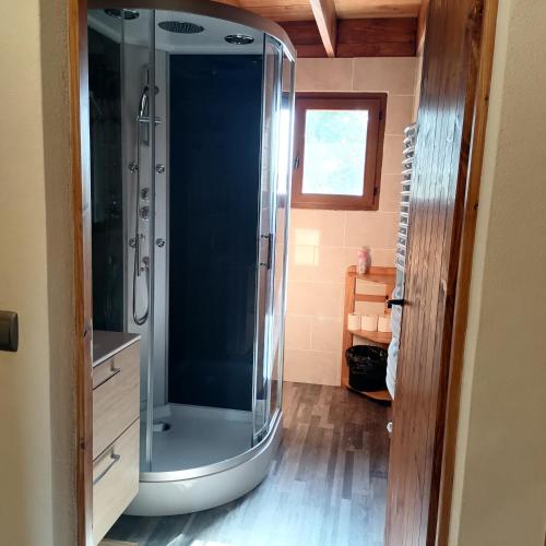 une salle de bain avec une douche avec une porte vitrée dans l'établissement Chalet 