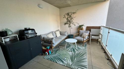 un salon avec un canapé et une table dans l'établissement Chez Fadel & Marjorie, à Montpellier