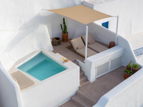 a white house with a plunge pool in the middle at Kanava Cave Winery Villa in Mesaria