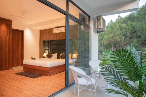 カソーリにあるThe Whispering Heights Luxury Pent Houseのマスターベッドルーム(ベッド1台、バルコニー付)