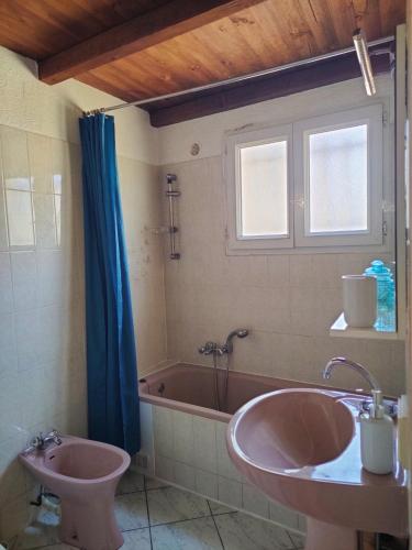 une salle de bain avec une baignoire et un lavabo et une baignoire dans l'établissement Blue Corniche à 3 mn à pied de la plage, à Sète
