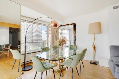 une salle à manger avec une table et des chaises en verre dans l'établissement Seine & Eiffel 100m2 avec vue panoramique parking, à Paris