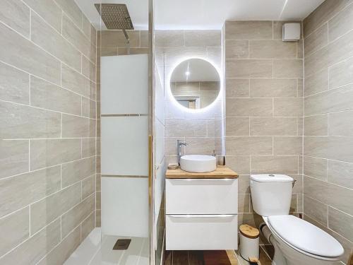une salle de bain avec toilettes, lavabo et miroir dans l'établissement La petite boétie, à Sarlat-la-Canéda