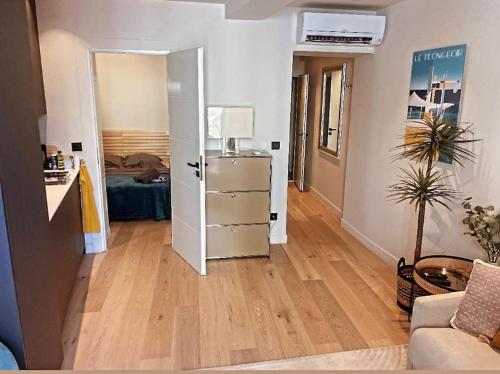 Cet appartement comprend une chambre et un salon. dans l'établissement Masséna street, 2 rooms balcony, à Nice