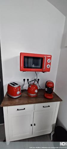 un micro-ondes sur une table avec deux grille-pain dans l'établissement Le Studio, à Aubervilliers