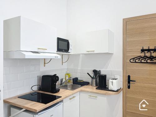Dapur atau dapur kecil di Studios - 1 min Gare Chatellerault - Entrée Autonome -