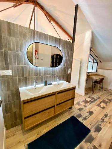 une salle de bain avec un lavabo et un miroir dans l'établissement Appartement Loft neuf plein cœur de Royan, à Royan