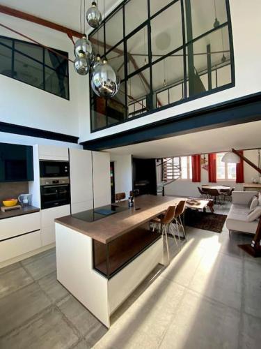 - une cuisine avec une grande île dans une chambre dans l'établissement Appartement Loft neuf plein cœur de Royan, à Royan