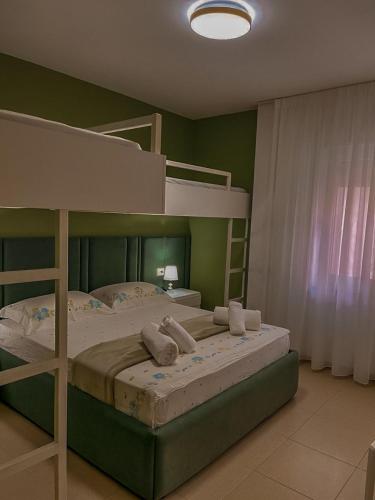 a bedroom with a bunk bed with towels on it at Apartament REJ VELIPOJE in Shkodër