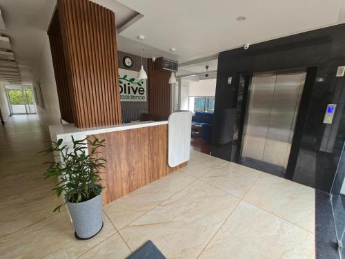 Una cocina o zona de cocina en Olive Residence, Near Lakeshore Hospital