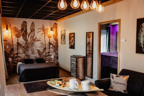 une chambre avec un lit, un canapé et une table dans l'établissement Chalet avec espace privatif, à Maroilles