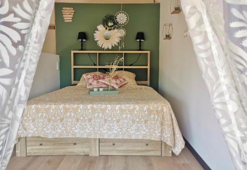 une chambre avec un lit et un miroir au mur dans l'établissement Le Nid en Chanté Vue Panoramique, aux Arcs-sur-Argens