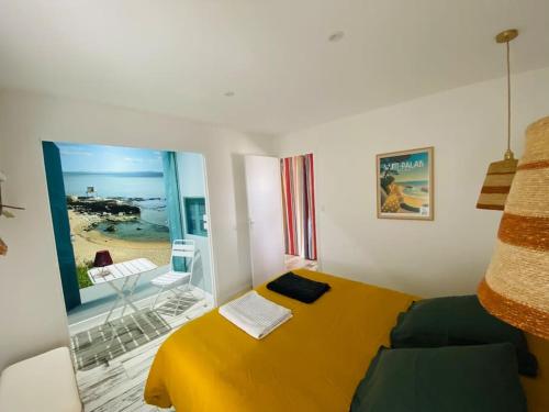 1 dormitorio con cama amarilla y vistas a la playa en Appartement Océane terrasse panoramique, en Saint-Palais-sur-Mer