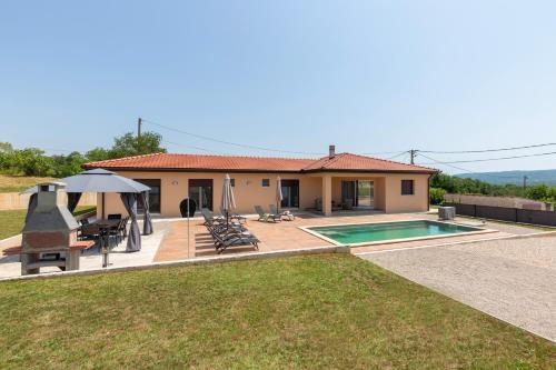 ラビンにあるVilla Xenia A energy efficientのプールと家のあるヴィラ