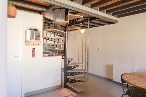 une cave à vin avec un escalier en colimaçon dans une chambre dans l'établissement Cosy T3 Style Loft proche Gare St Roch, à Montpellier