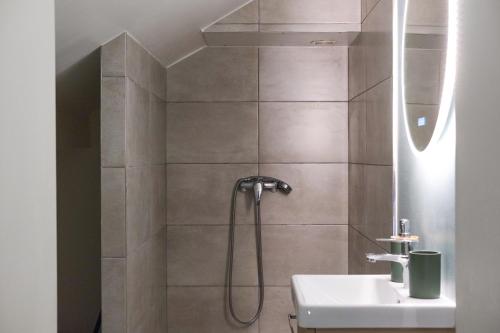 une salle de bain avec douche et lavabo dans l'établissement Cosy T3 Style Loft proche Gare St Roch, à Montpellier