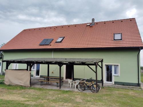 a house with a patio with a table and chairs at Ferienhaus im Goldenen Dreieck von Tschechien in Horní Pertoltice