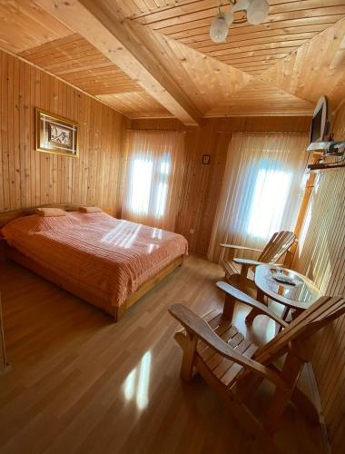 a bedroom with a bed and a table in a room at Три Брати in Grebenov