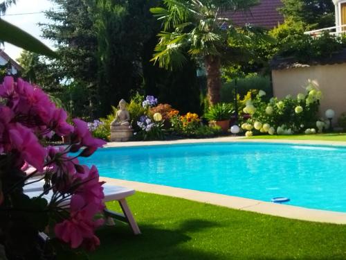 Bazén v ubytování Les Hortensias nebo v jeho okolí