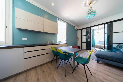 une cuisine avec une table, des chaises et un canapé dans l'établissement Elegant duplex, very well equipped, close to shops, à Cannes