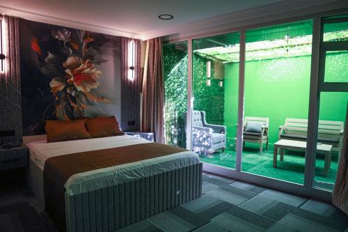 Giường trong phòng chung tại City Night Suites & Hotels