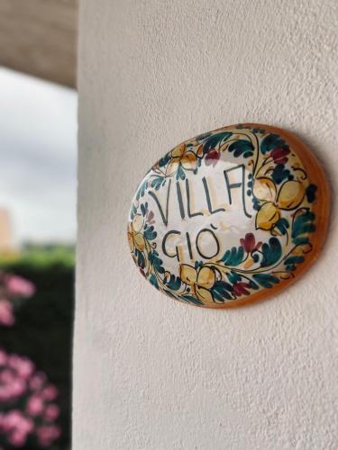 a plate on a wall with flowers on it at villa Giò in Racalmuto