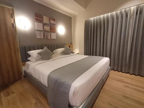 Ένα ή περισσότερα κρεβάτια σε δωμάτιο στο Hotel Raai Hosur