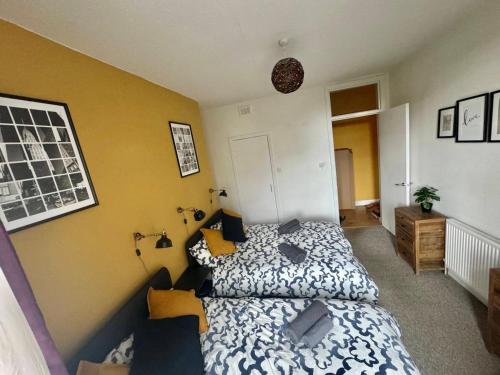 Postel nebo postele na pokoji v ubytování Clydebank Cozy 3bdr flat near Glasgow