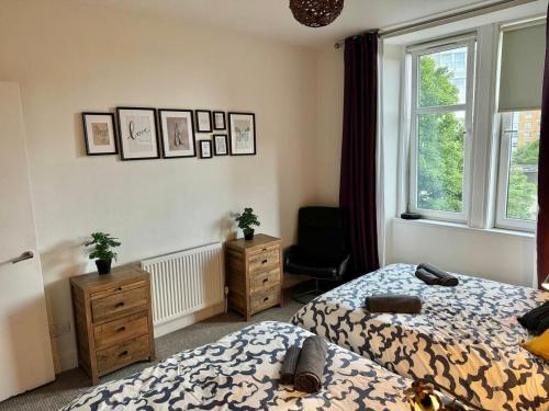 Postel nebo postele na pokoji v ubytování Clydebank Cozy 3bdr flat near Glasgow