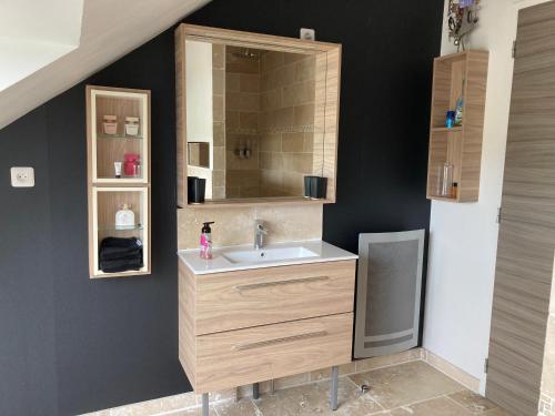 un bagno con lavandino e specchio di Nouveau !! Au Bec de Mortagne, joli appartement pour 4 personnes avec 2 chambres, zéro six soixante dix huit soixante treize trente six quatre vingt onze a Bec-de-Mortagne