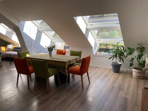 une salle à manger avec une table et des chaises dans l'établissement Nouveau !! Au Bec de Mortagne, joli appartement pour 4 personnes avec 2 chambres, à Bec-de-Mortagne
