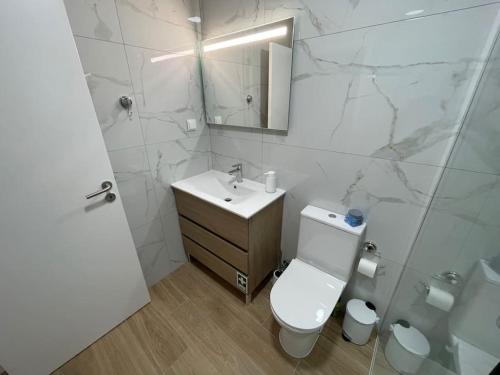 un bagno con un water, un lavandino e uno specchio di Casa Dolce Farniente a Luz