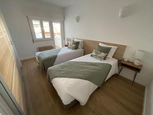 una camera da letto con due letti e una finestra di Casa Dolce Farniente a Luz