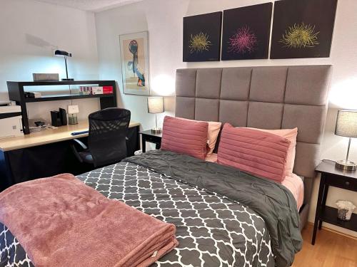 Кровать или кровати в номере Beverly Estates