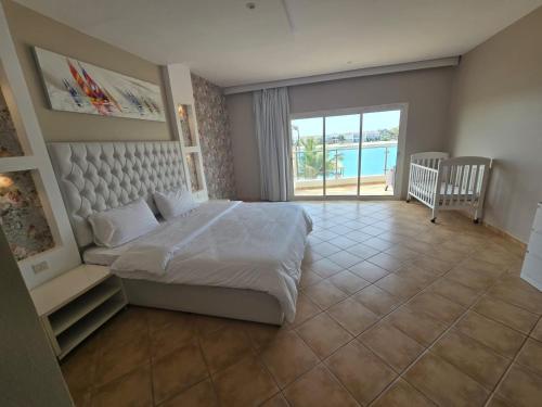 a bedroom with a bed with a view of the ocean at فيلا السعادة بشاطي خاص درة العروس in Durat  Alarous