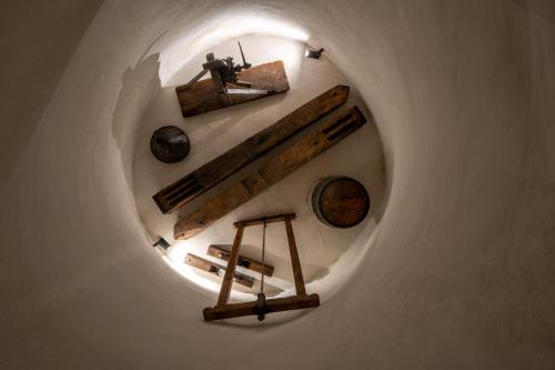 a room with a round ceiling with wooden beams at Kanava Cave Winery Villa in Mesaria