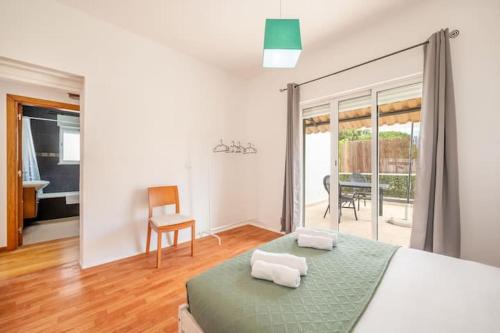 une chambre avec un grand lit et une salle à manger dans l'établissement Casa Férias Charneca da Caparica, à Charneca
