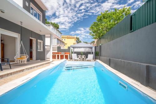 a swimming pool in the backyard of a house at Casa Férias Charneca da Caparica in Charneca