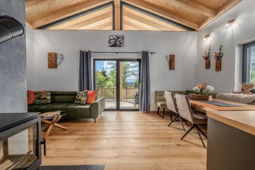 a kitchen and living room with a table and chairs at Chalets Woid_Liebe&Glück in Bodenmais